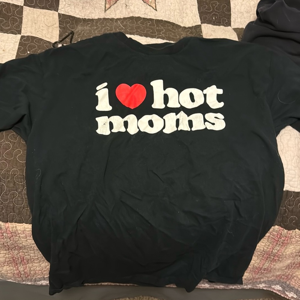I heart hot moms t shirt